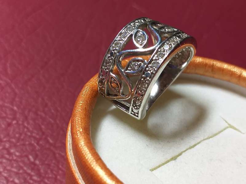 LOVELY SOLID GENUINE STERLING SILVER RING IN VERY GOOD CONDITION