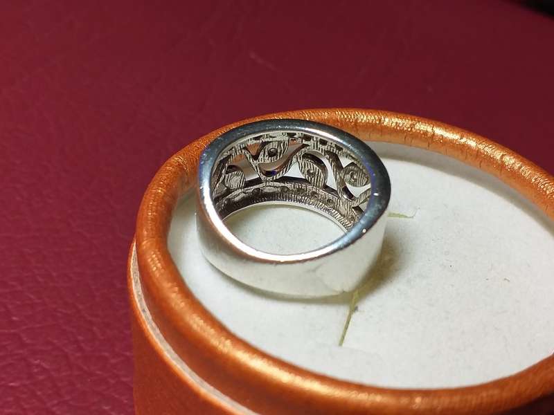 LOVELY SOLID GENUINE STERLING SILVER RING IN VERY GOOD CONDITION
