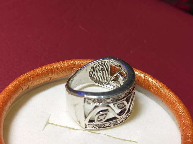 LOVELY SOLID GENUINE STERLING SILVER RING IN VERY GOOD CONDITION