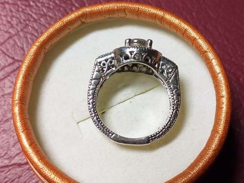 LOVELY GENUINE SOLID STERLING SILVER RING IN VERY GOOD CONDITION