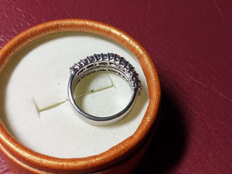LOVELY GENUINE SOLID STERLING SILVER RING IN EXCELLENT CONDITION