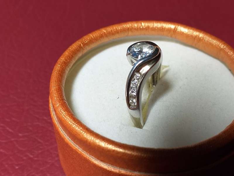 LOVELY GENUINE SOLID STERLING SILVER RING IN EXCELLENT CONDITION