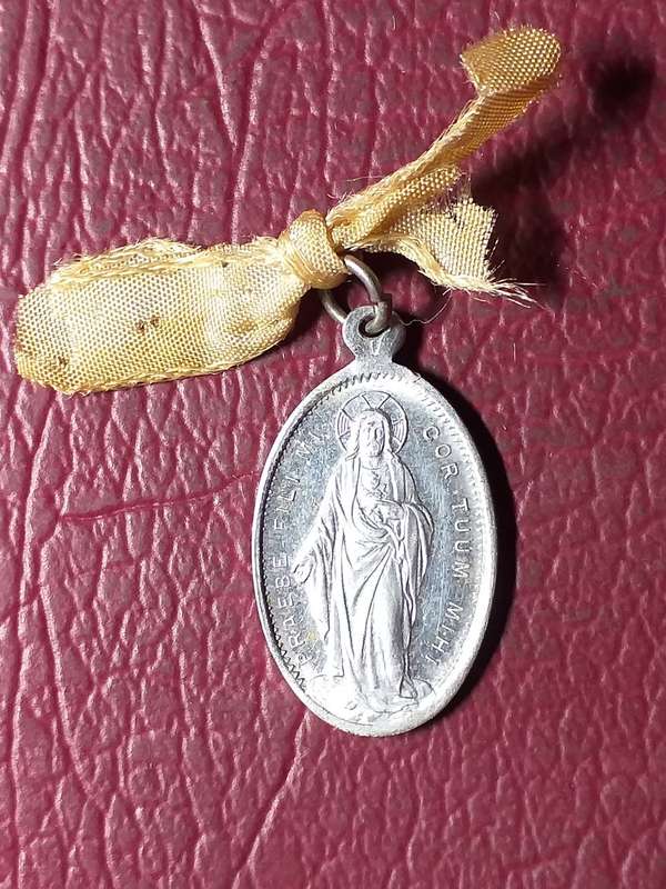 LOVELY PENDANT IN EXCELLENT CONDITION - [28mm x 16mm]