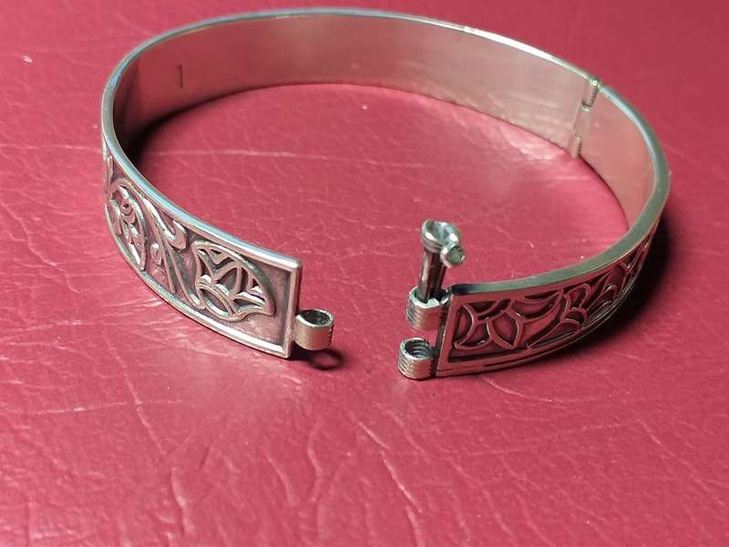 LOVELY GENUINE SOLID STERLING SILVER BANGLE IN VERY GOOD CONDITION [27 g]- (A relist of non payment)