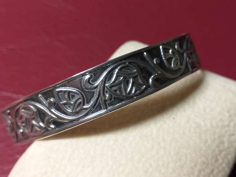 LOVELY GENUINE SOLID STERLING SILVER BANGLE IN VERY GOOD CONDITION [27 g]- (A relist of non payment)