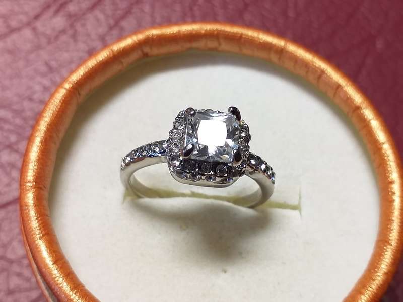 LOVELY GENUINE SOLID STERLING SILVER RING IN EXCELLENT CONDITION