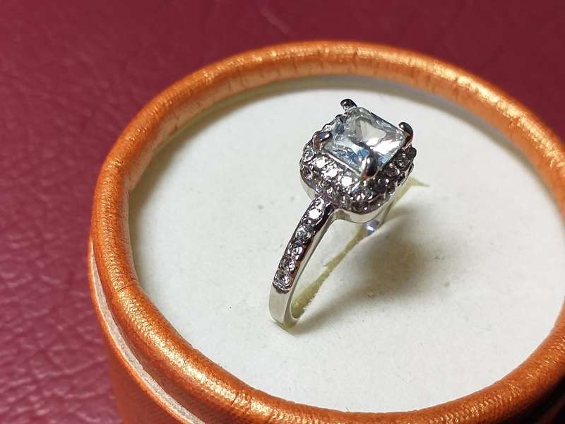 LOVELY GENUINE SOLID STERLING SILVER RING IN EXCELLENT CONDITION