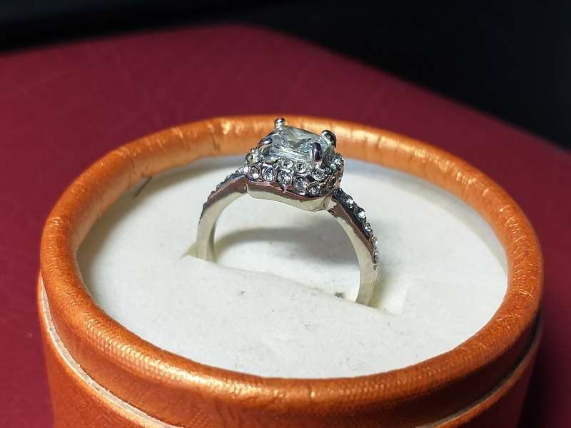 LOVELY GENUINE SOLID STERLING SILVER RING IN EXCELLENT CONDITION