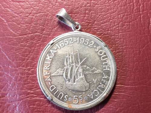 1952 SA UNION SILVER 5 SHILLINGS SET IN STERLING SILVER - [31,9 g]