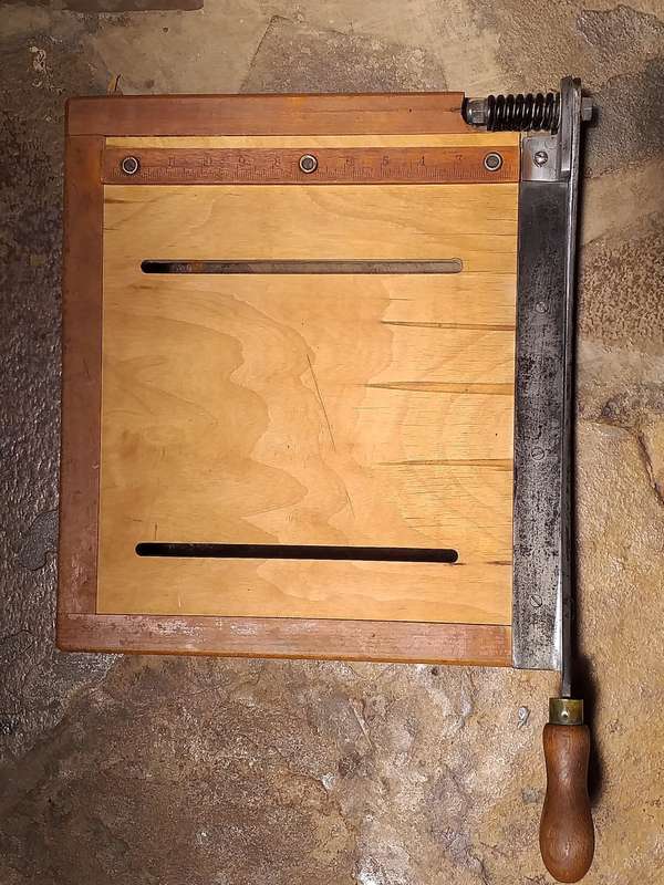 VINTAGE GOVERNMENT GUILLOTINE CUTTER IN VERY GOOD WORKING ORDER - [Shipping R110]