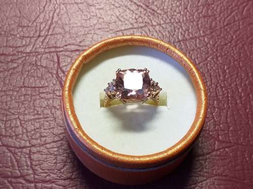 LOVELY GENUINE SOLID 18 ct ROSE GOLD RING WITH MORGANITE AND DIAMONDS WITH VALUATION CERTIFICATE