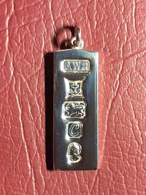 LOVELY SOLID HEAVY STERLING SILVER PENDAND IN EXCELLENT CONDITION - [16 g]