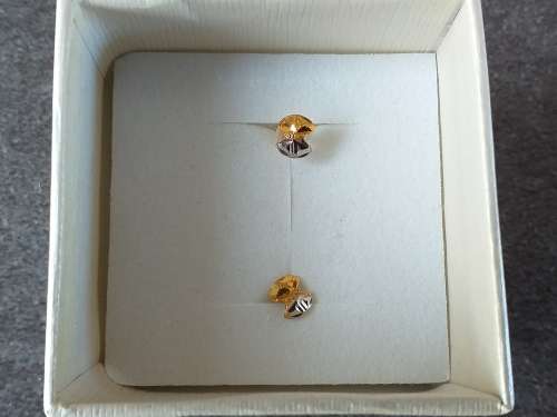 LOVELY GENUINE SOLID 9 ct GOLD EAR STUDS IN VERY GOOD CONDITION