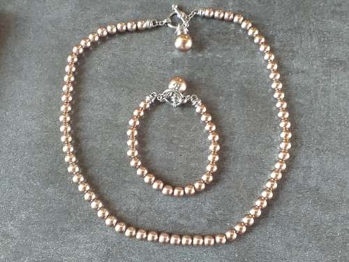 LOVELY NECKLACE AND BRACELET SET IN PRISTINE CONDITION