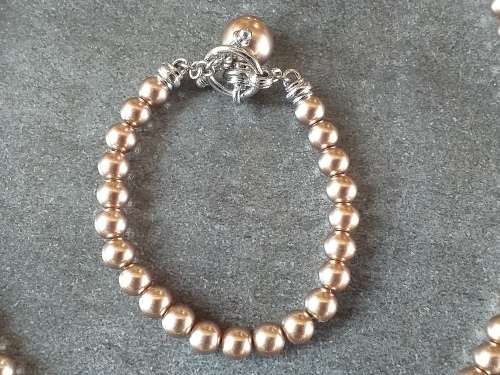 LOVELY NECKLACE AND BRACELET SET IN PRISTINE CONDITION