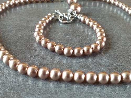 LOVELY NECKLACE AND BRACELET SET IN PRISTINE CONDITION