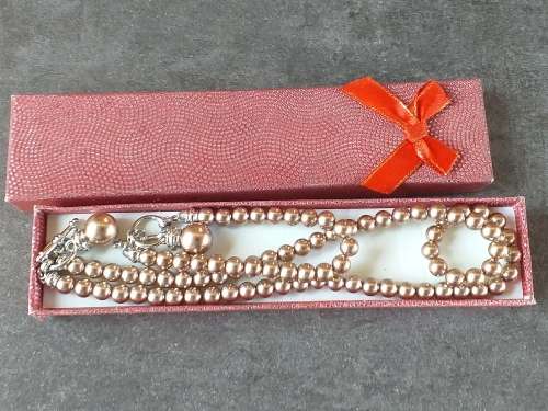 LOVELY NECKLACE AND BRACELET SET IN PRISTINE CONDITION
