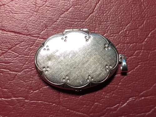 LOVELY VINTAGE GENUINE SOLID STERLING SILVER LOCKET IN GOOD CONDITION
