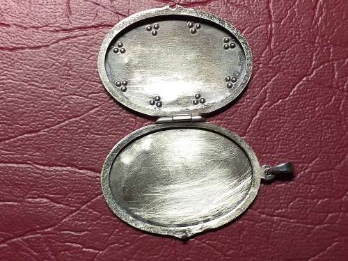 LOVELY VINTAGE GENUINE SOLID STERLING SILVER LOCKET IN GOOD CONDITION