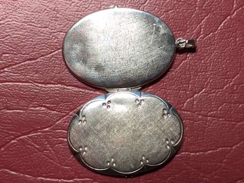 LOVELY VINTAGE GENUINE SOLID STERLING SILVER LOCKET IN GOOD CONDITION