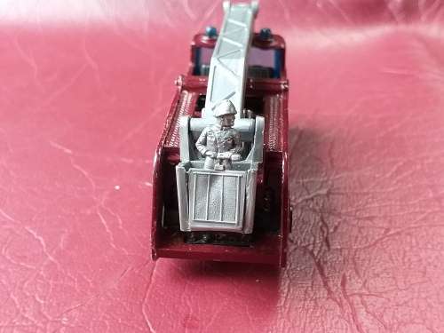 MATCHBOX DIE CAST FIRE TRUCK - [Length 70 mm]