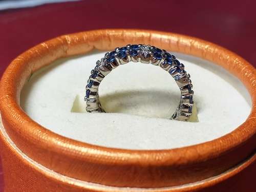 18 ct WHITE GOLD RING WITH DIAMONDS AND BLUE SAPPHIRES IN PERFECT CONDITION - VALUATION CERTIFICATE