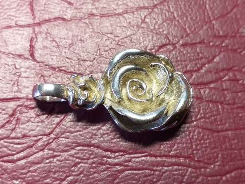 LOVELY HEAVY GENUINE SOLID STERLING SILVER ROSE PENDAND IN VERY GOOD CONDITION - [L 33 mm, 10 gram]