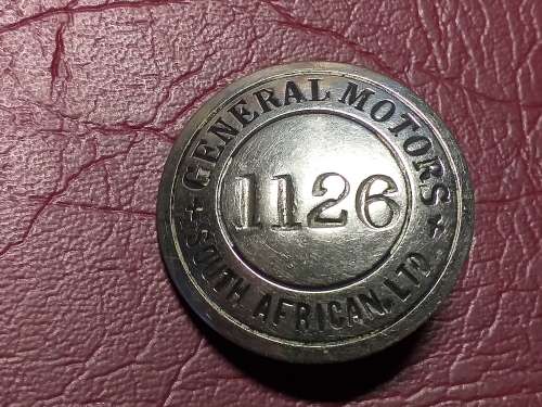 VINTAGE GENERAL MOTORS - SOUTH ARICAN LTD - BADGE - 1126 - [Diameter 38 mm]