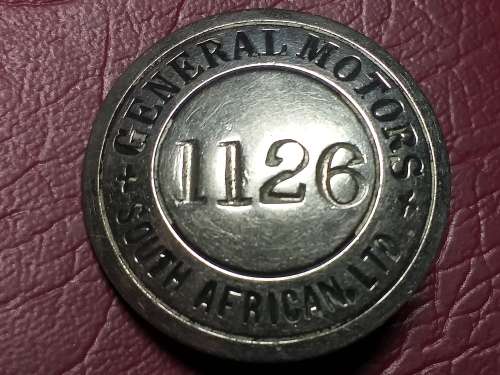 VINTAGE GENERAL MOTORS - SOUTH ARICAN LTD - BADGE - 1126 - [Diameter 38 mm]