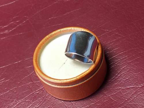 LOVELY GENUINE SOLID STERLING SILVER RING IN VERY GOOD CONDITION - [8 gram]
