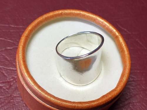 LOVELY GENUINE SOLID STERLING SILVER RING IN VERY GOOD CONDITION - [8 gram]