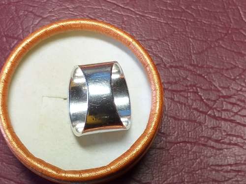 LOVELY GENUINE SOLID STERLING SILVER RING IN VERY GOOD CONDITION - [8 gram]