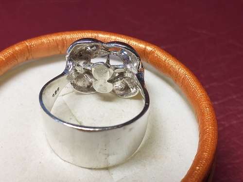 LOVELY GENUINE SOLID STERLING SILVER RING IN VERY GOOD CONDITION - [8 gram]