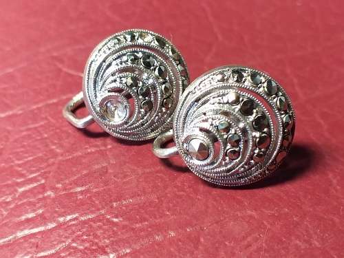 LOVELY GENUINE SOLID STERLING SILVER VINTAGE EARRINGS WITH MARCASITE - TWO STONES MISSING - 7,7 gram