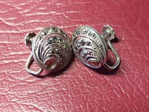 LOVELY GENUINE SOLID STERLING SILVER VINTAGE EARRINGS WITH MARCASITE - TWO STONES MISSING - 7,7 gram