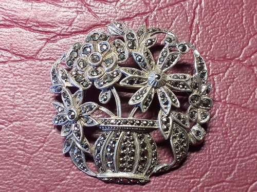 LOVELY VINTAGE GENUINE STERLING SILVER BROOCH WITH MARCASITE IN EXCELLENT CONDITION [10 g]