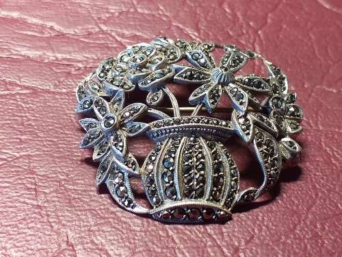 LOVELY VINTAGE GENUINE STERLING SILVER BROOCH WITH MARCASITE IN EXCELLENT CONDITION [10 g]