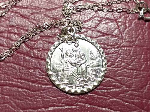 LOVELY GENUINE SOLID STERLING SILVER NECKLACE WITH ST CHRISTOPHER PENDANT IN VERY GOOD CONDITION