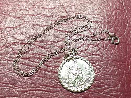 LOVELY GENUINE SOLID STERLING SILVER NECKLACE WITH ST CHRISTOPHER PENDANT IN VERY GOOD CONDITION