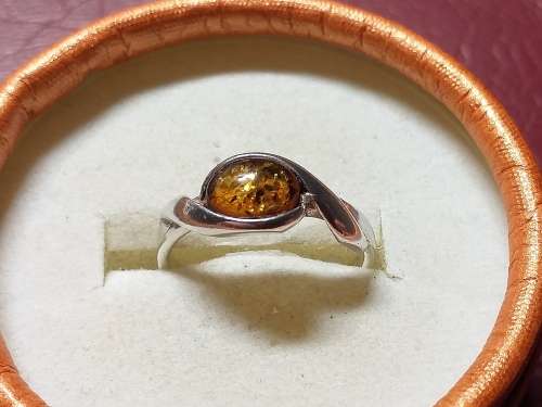 LOVELY GENUINE SOLID STERLING SILVER RING WITH POSSIBLE AMBER STONE IN VERY GOOD CONDITION