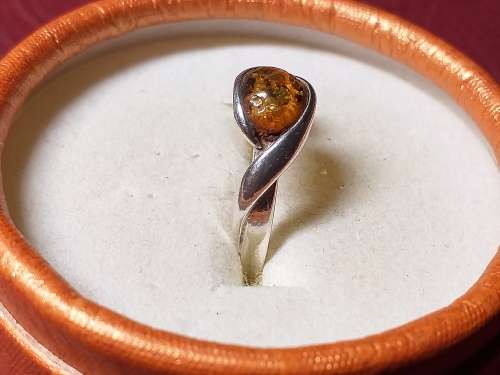 LOVELY GENUINE SOLID STERLING SILVER RING WITH POSSIBLE AMBER STONE IN VERY GOOD CONDITION