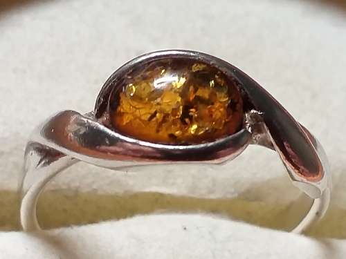LOVELY GENUINE SOLID STERLING SILVER RING WITH POSSIBLE AMBER STONE IN VERY GOOD CONDITION