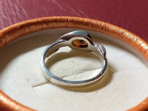 LOVELY GENUINE SOLID STERLING SILVER RING WITH POSSIBLE AMBER STONE IN VERY GOOD CONDITION