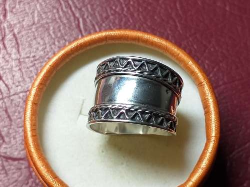 LOVELY GENUINE SOLID STERLING SILVER RING IN GOOD CONDITION - [5 g]