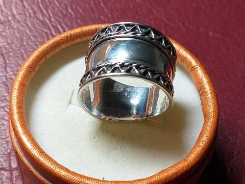 LOVELY GENUINE SOLID STERLING SILVER RING IN GOOD CONDITION - [5 g]