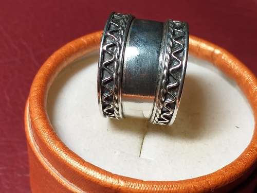 LOVELY GENUINE SOLID STERLING SILVER RING IN GOOD CONDITION - [5 g]