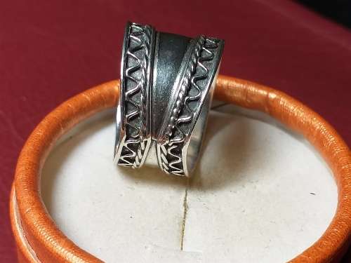 LOVELY GENUINE SOLID STERLING SILVER RING IN GOOD CONDITION - [5 g]