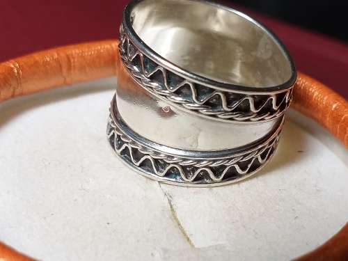LOVELY GENUINE SOLID STERLING SILVER RING IN GOOD CONDITION - [5 g]