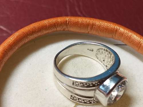 LOVELY SMALL GENUINE SOLID STERLING SILVER RING IN EXCELLENT CONDITION - [4,3 g]