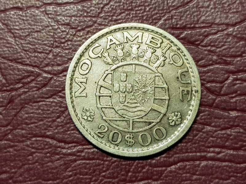 1952 MOCAMBIQUE SILVER 20 Escudos - [10g  .720]